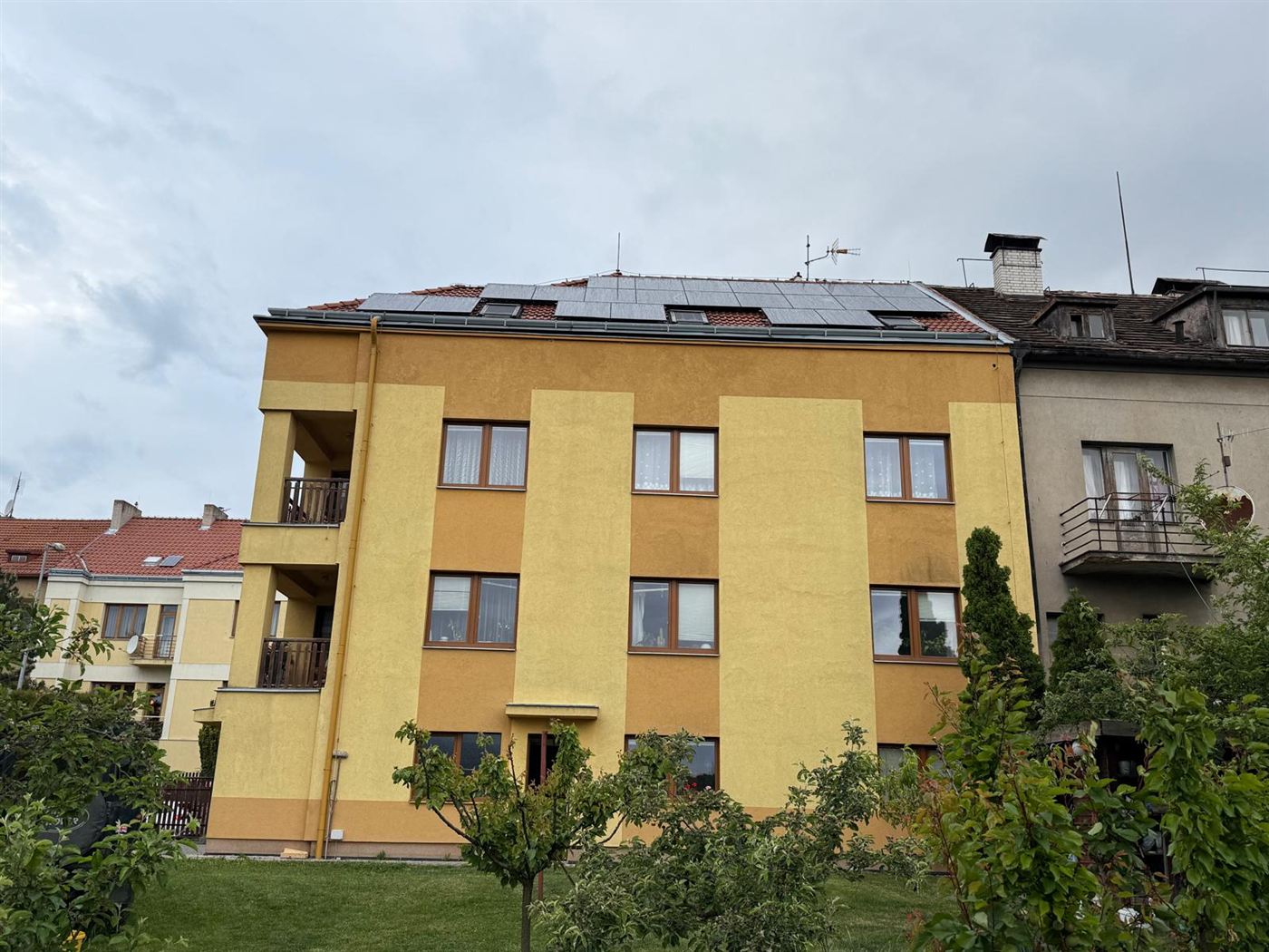 Bytový dům s fotovoltaikou na taškové střeše