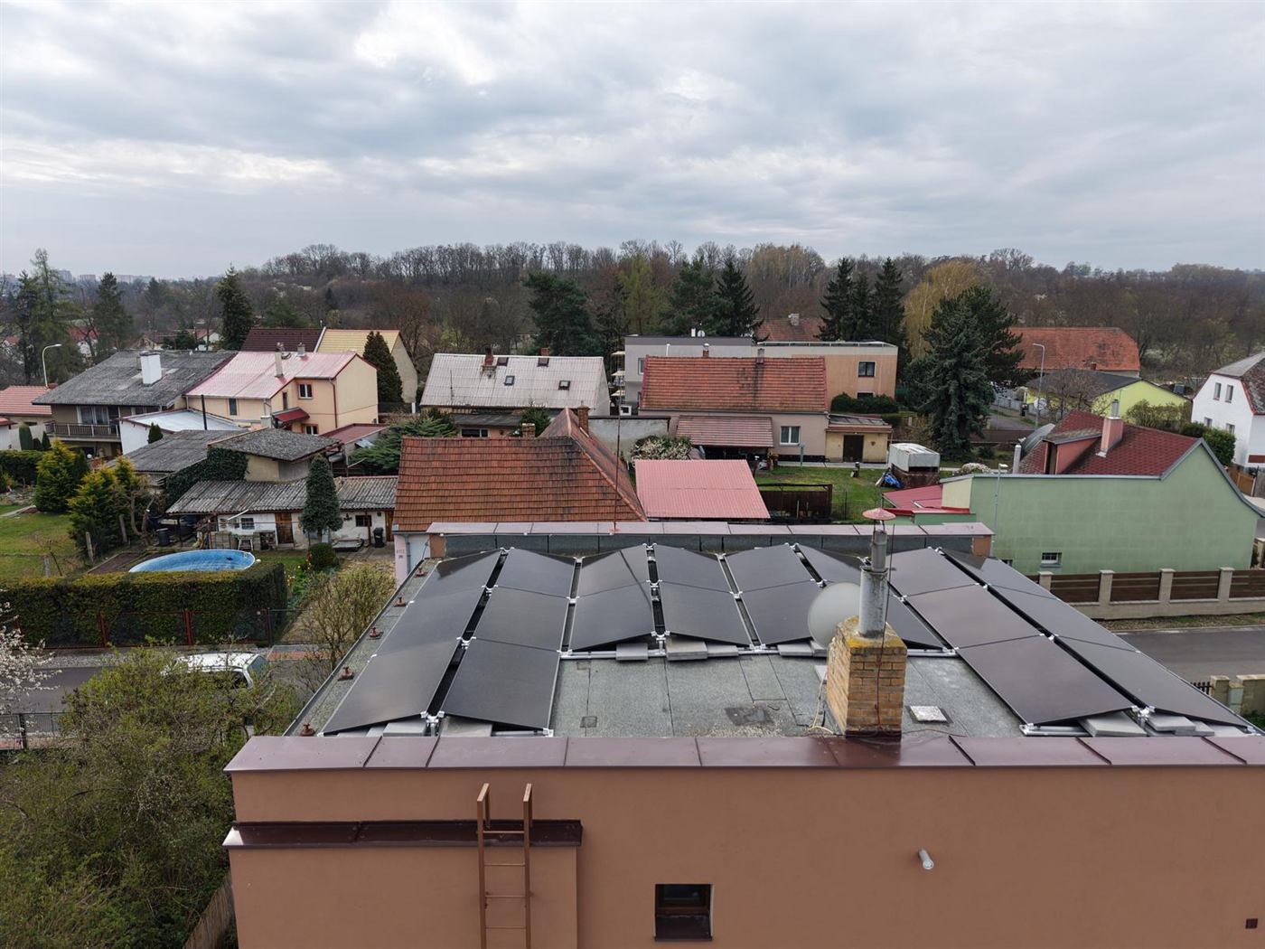 Panely na zátěžové konstrukci na ploché střeše