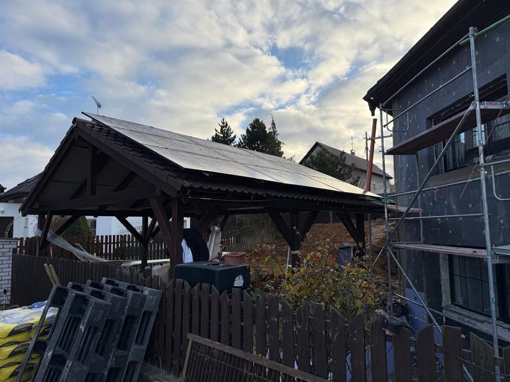 Dřevěná pergola s černými panely na sedlové střeše