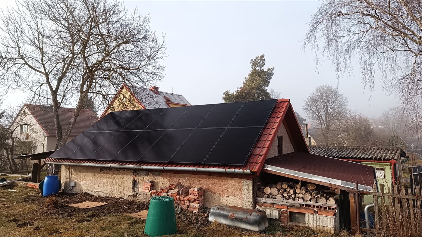 Černé panely na taškové střeše, pohled z boku