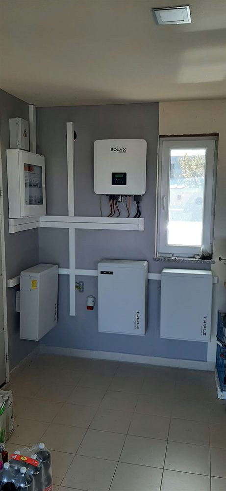 Střídač Solax a tři baterie Triple Power na stěně po rozšíření o třetí baterii