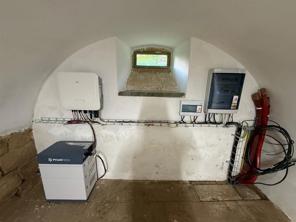 Střídač, baterie a rozvaděč pod klenbou starého sklepa