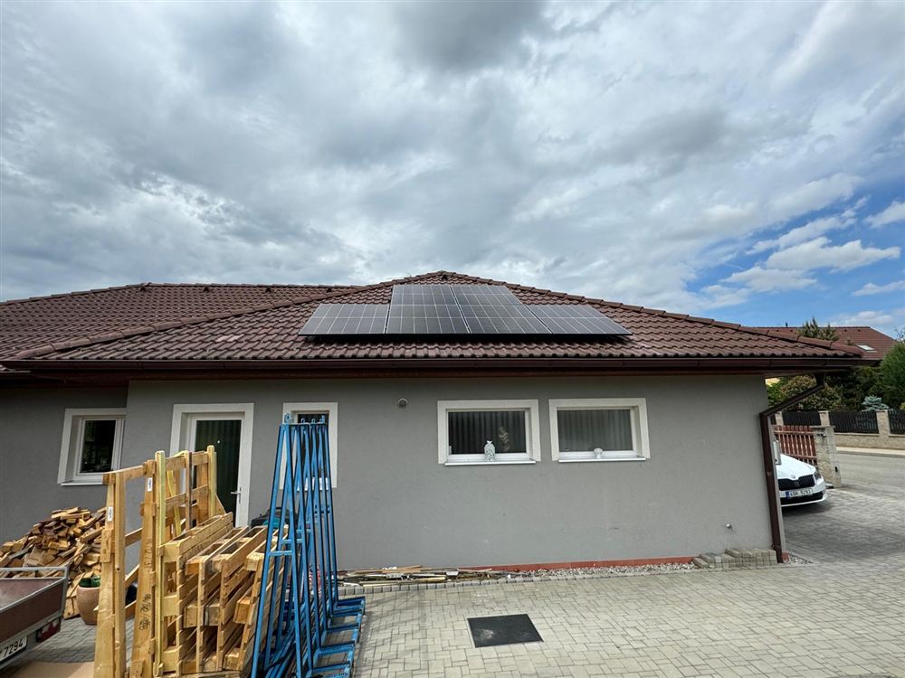 Přízemní dům s panely na střeše za zataženého dne
