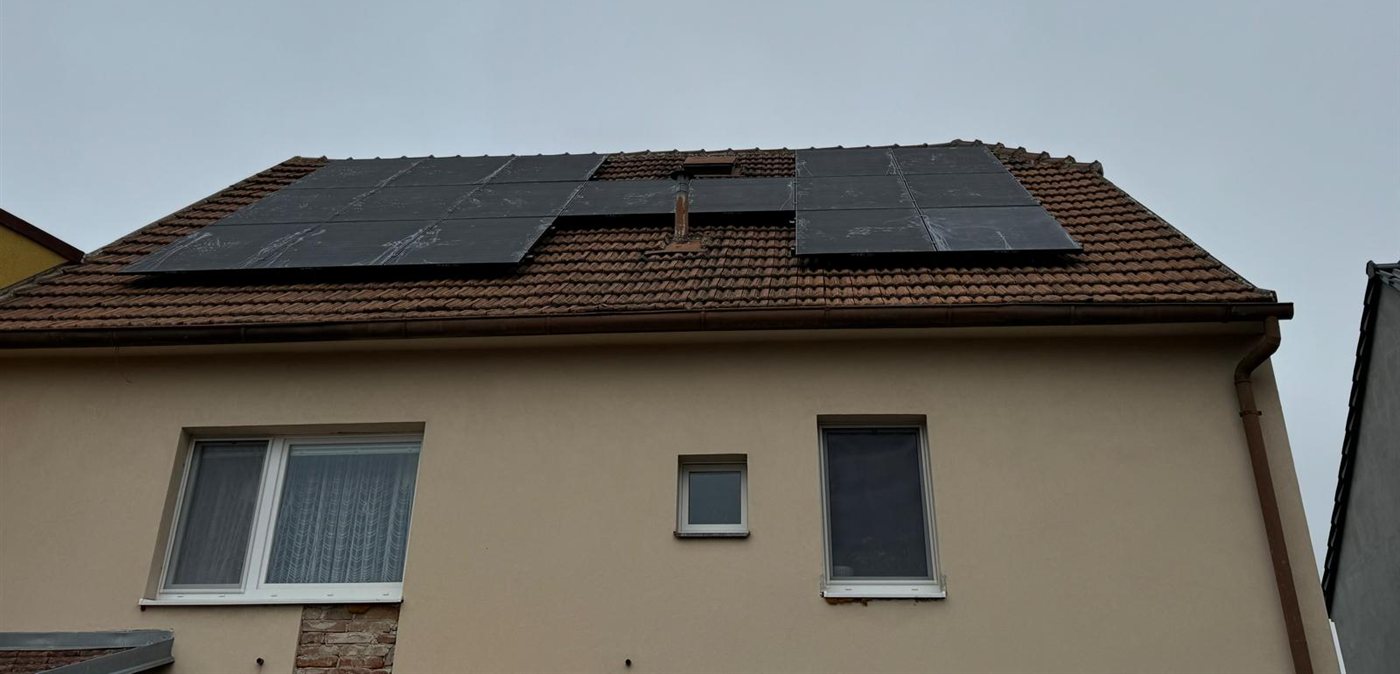 Dům s černými panely na taškové střeše po revizi
