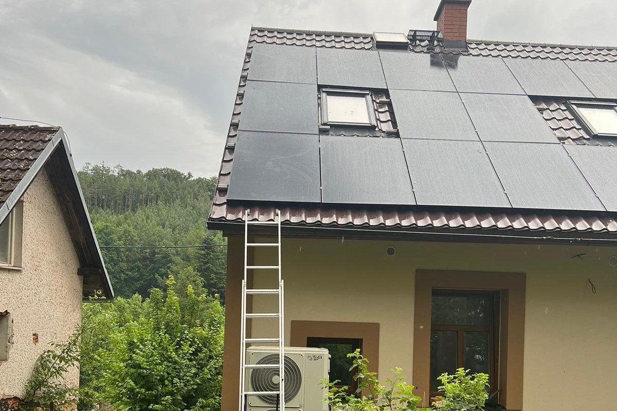 Detail černých panelů u střešních oken a komína