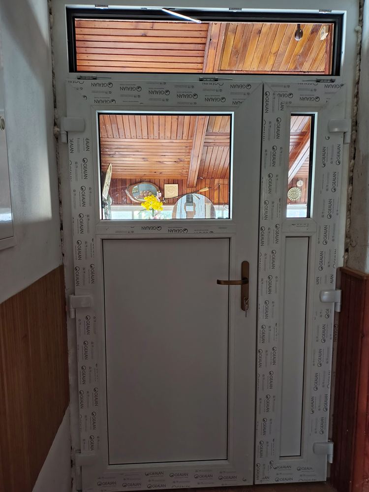 Nové vchodové dveře s ochrannou fólií, pohled z chodby