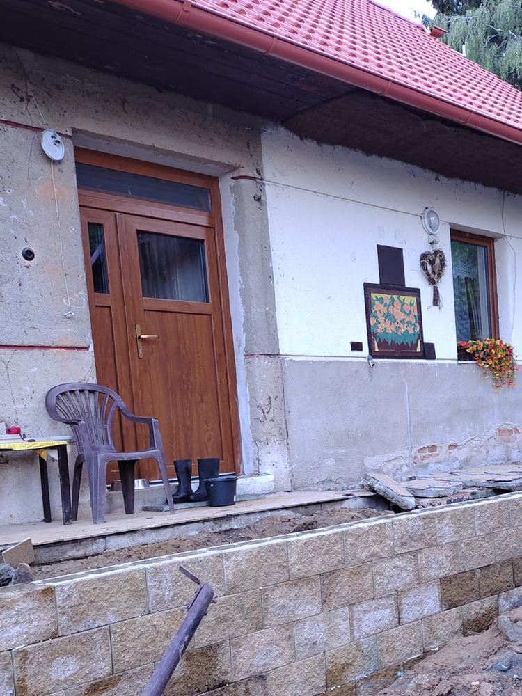 Nové vchodové dveře a okno v dekoru dřeva, pohled ze dvora