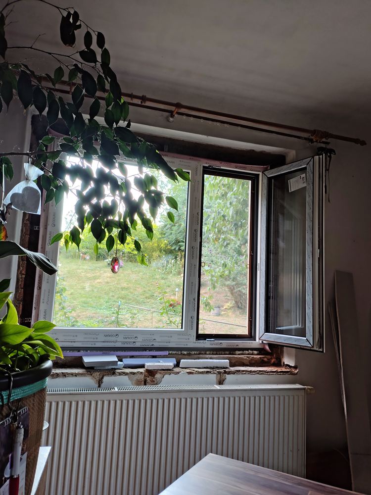 Nové okno osazené do původního otvoru, pohled zevnitř před začištěním ostění