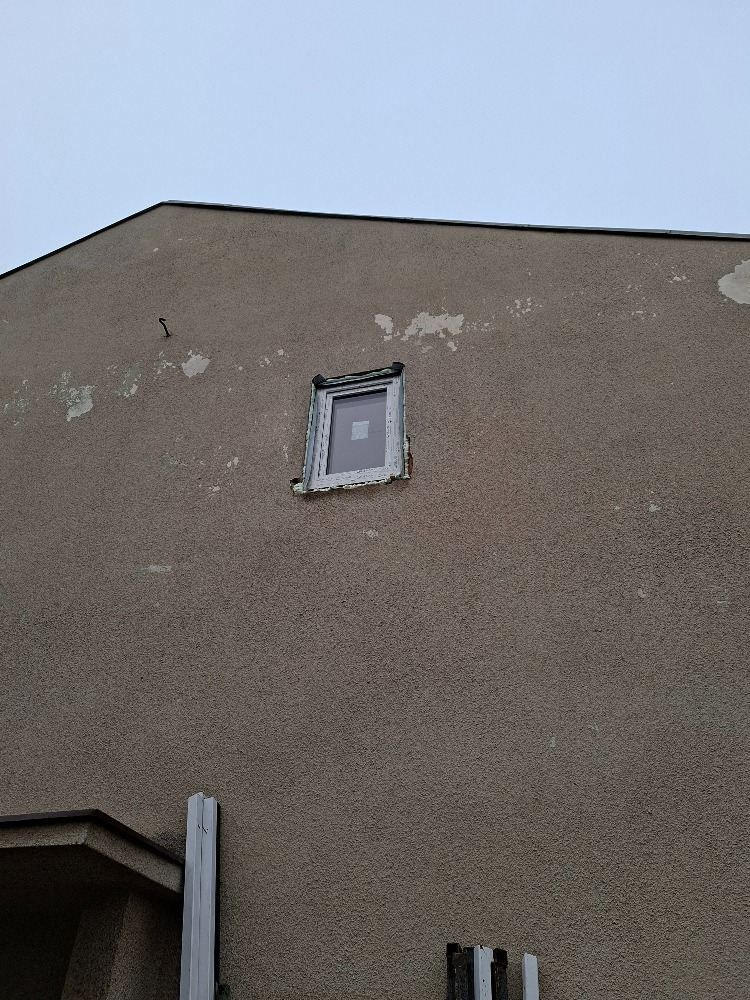 Tentýž štít s novým oknem hned po montáži