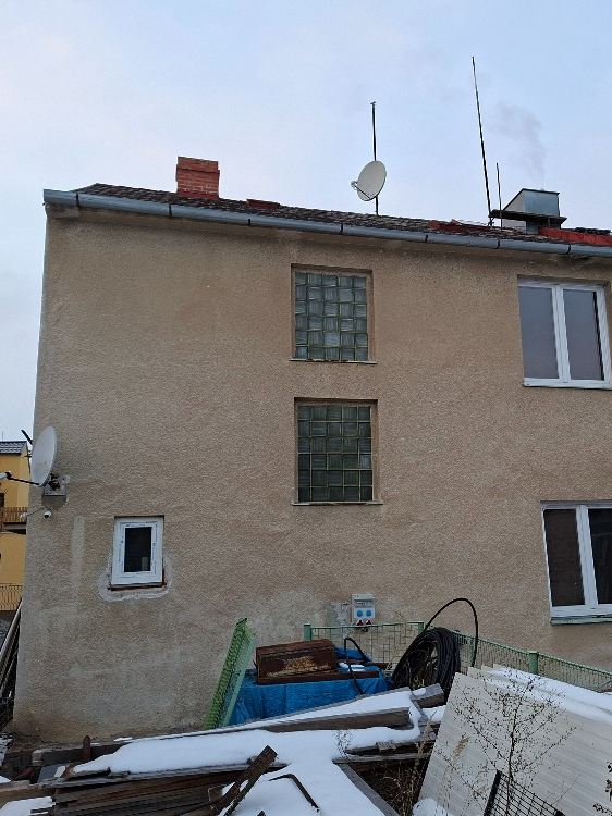 Zadní strana domu před výměnou oken: skleněné tvárnice místo oken