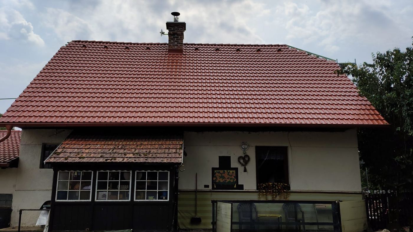 Dům s novou střechou z tašek, pohled ze dvora