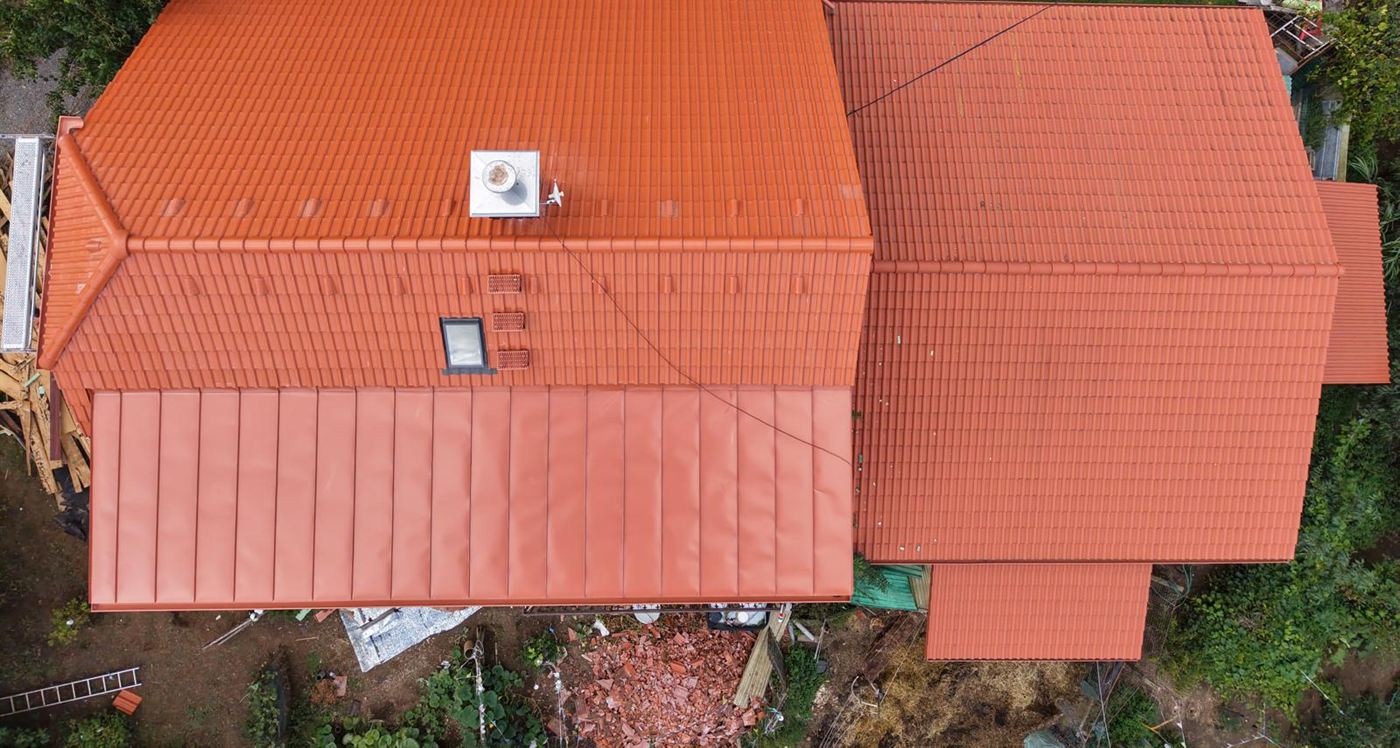 Tentýž dům po rekonstrukci: nová střecha z tašek a plechu, pohled shora
