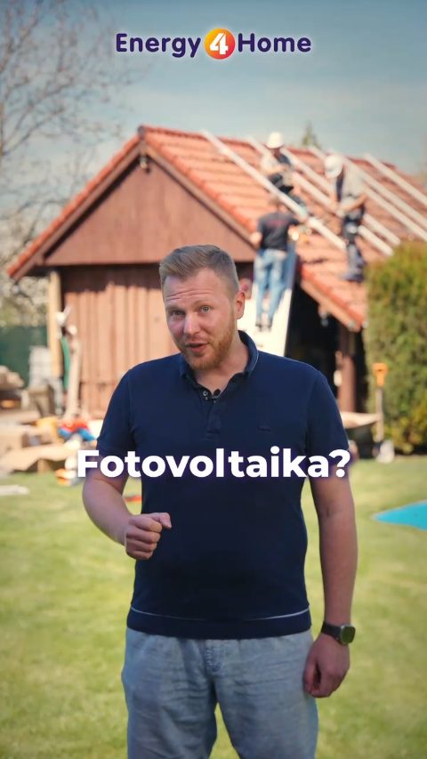 Zástupce Energy 4 Home před domem, na střeše za ním montéři instalují panely
